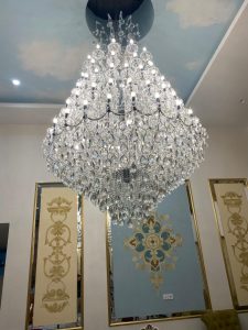 لوستر مدرن طلایی نصب شده در پروژه