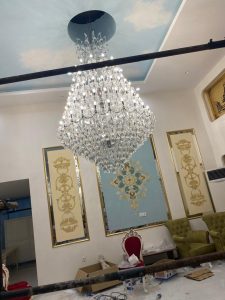 لوستر مدرن طلایی نصب شده در پروژه