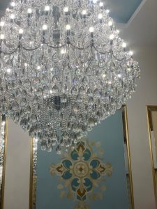 لوستر مدرن طلایی نصب شده در پروژه