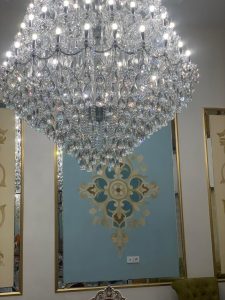 لوستر مدرن طلایی نصب شده در پروژه